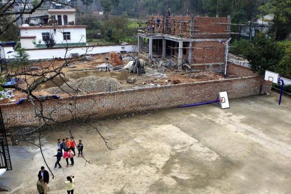 学校建设计划资料下载-陕西某学校一半操场被盖村委会办公楼