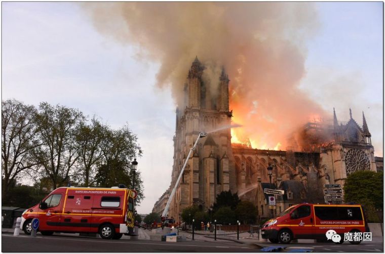 全人类痛哭！800年巴黎圣母院猛烈着火！塔楼撕裂轰然倒塌！_87