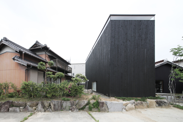 日本螺旋住宅资料下载-日本新与旧结合的T字屋