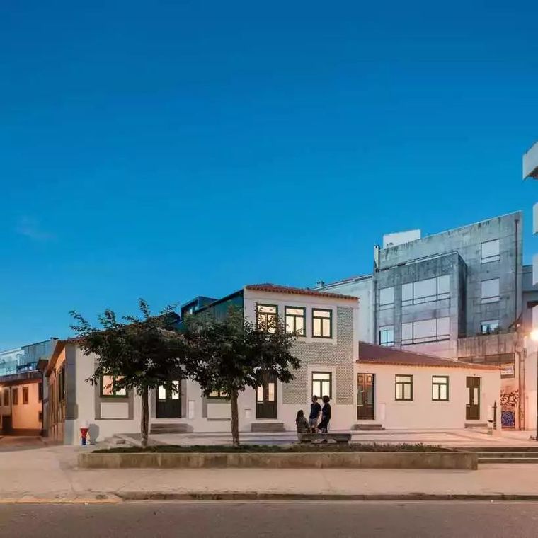 白色石墙建筑资料下载-19世纪建筑变身11间不同类型公寓