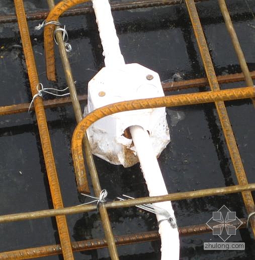 施工图片:灯头盒留成这样可以不更换吗