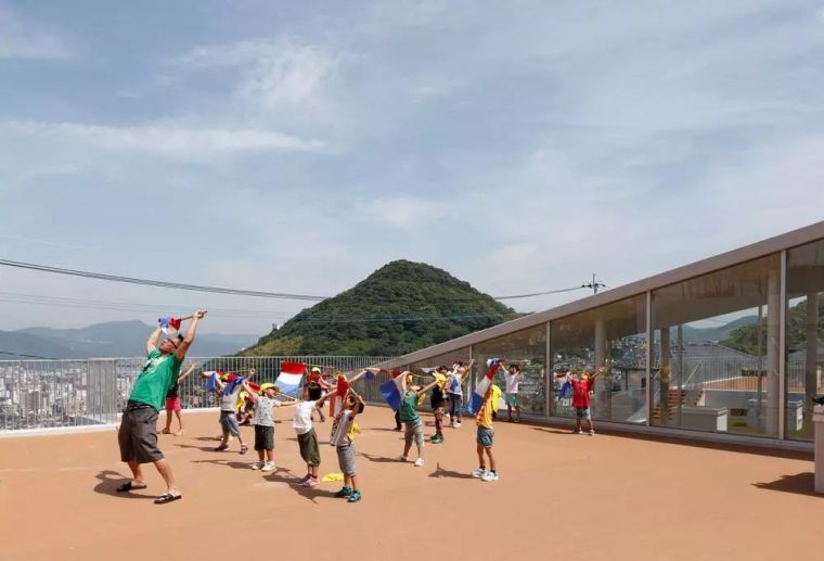 日本“斜坡地形”的幼儿园，创造了各种自然形状的空间。_2