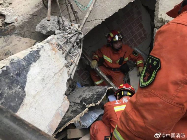 上海昭化路一改造建筑坍塌 约有20多人被困_8