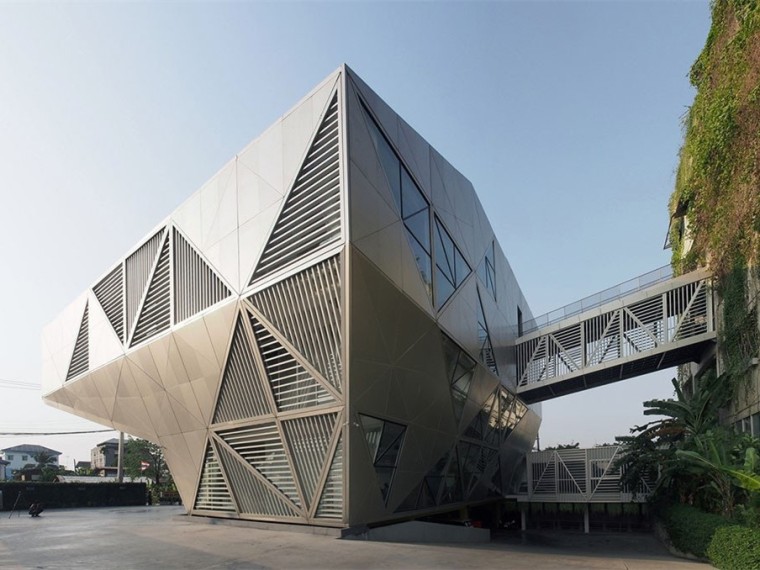 百叶窗空调资料下载-泰国超现实的几何式办公楼