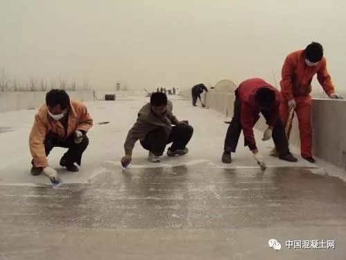 混凝土浇水养护技术交底资料下载-走出对混凝土浇水养护认识的几个误区