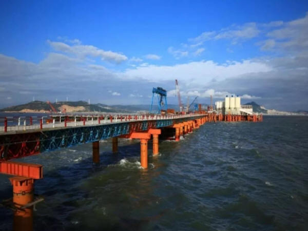 平潭公铁两用桥资料下载-超级工程重大进展，平潭海峡公铁两用大桥铁路梁贯通！