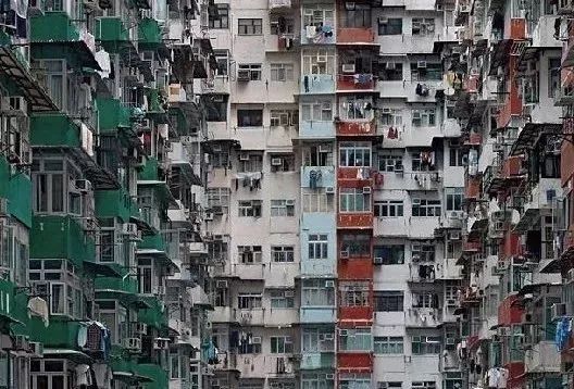 山顶加列山道豪宅资料下载-没见过香港的“棺材房” 你都不知道住得多幸福