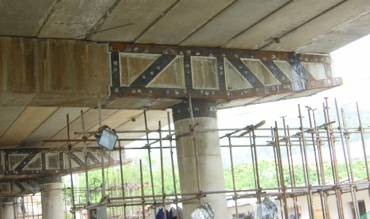 桥墩帽梁接长后加固