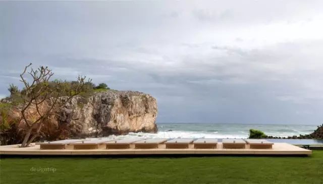 海边混凝土结构资料下载-原木系 · 与自然对话，太平洋海边别墅