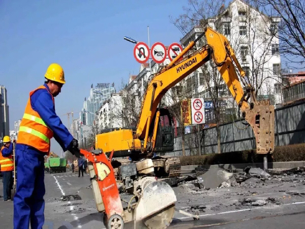 道路改造工程投资资料下载-好大的阵势！向阳西路道路改造工程全面启动