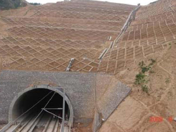 施工中技术问题解决资料下载-铁路隧道设计技术问题解决措施及特殊地质处理技术116页PPT