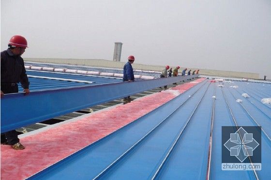 [越南]钢铁厂全天候雨棚钢结构施工技术方案（160页 较多效果图）-屋面板施工