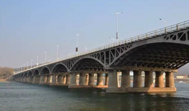 贝雷梁三维图资料下载-[案例]跨江大桥工程钢栈桥施工技术！！