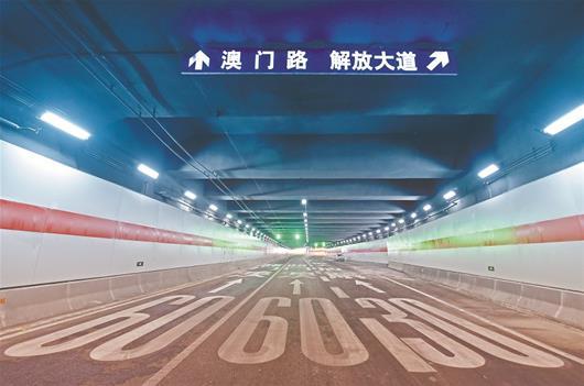 建筑负责人公路工可资料下载-武汉长江公铁隧道静待通车 肩挑公路地铁手牵武昌汉口