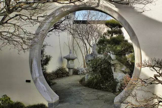 中式小区风格园林景观资料下载-[创意]月亮门，中式园林景观的美！