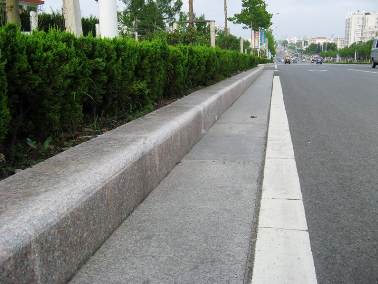 市政道路的道牙尺寸资料下载-市政道路路缘石施工技术要点