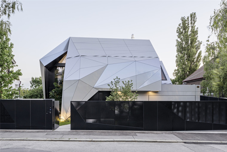 褐石住宅立面设计资料下载-奥地利折叠立面的住宅