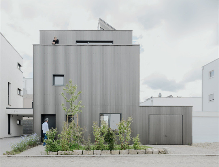 建筑设计公司发展规划资料下载-德国深灰波纹表皮住宅