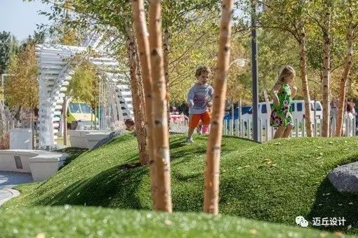 小区儿童活动广场资料下载-全球14款微地形儿童活动场设计