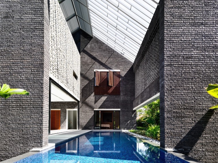 新加坡砖结构的典型坡屋顶住宅-5