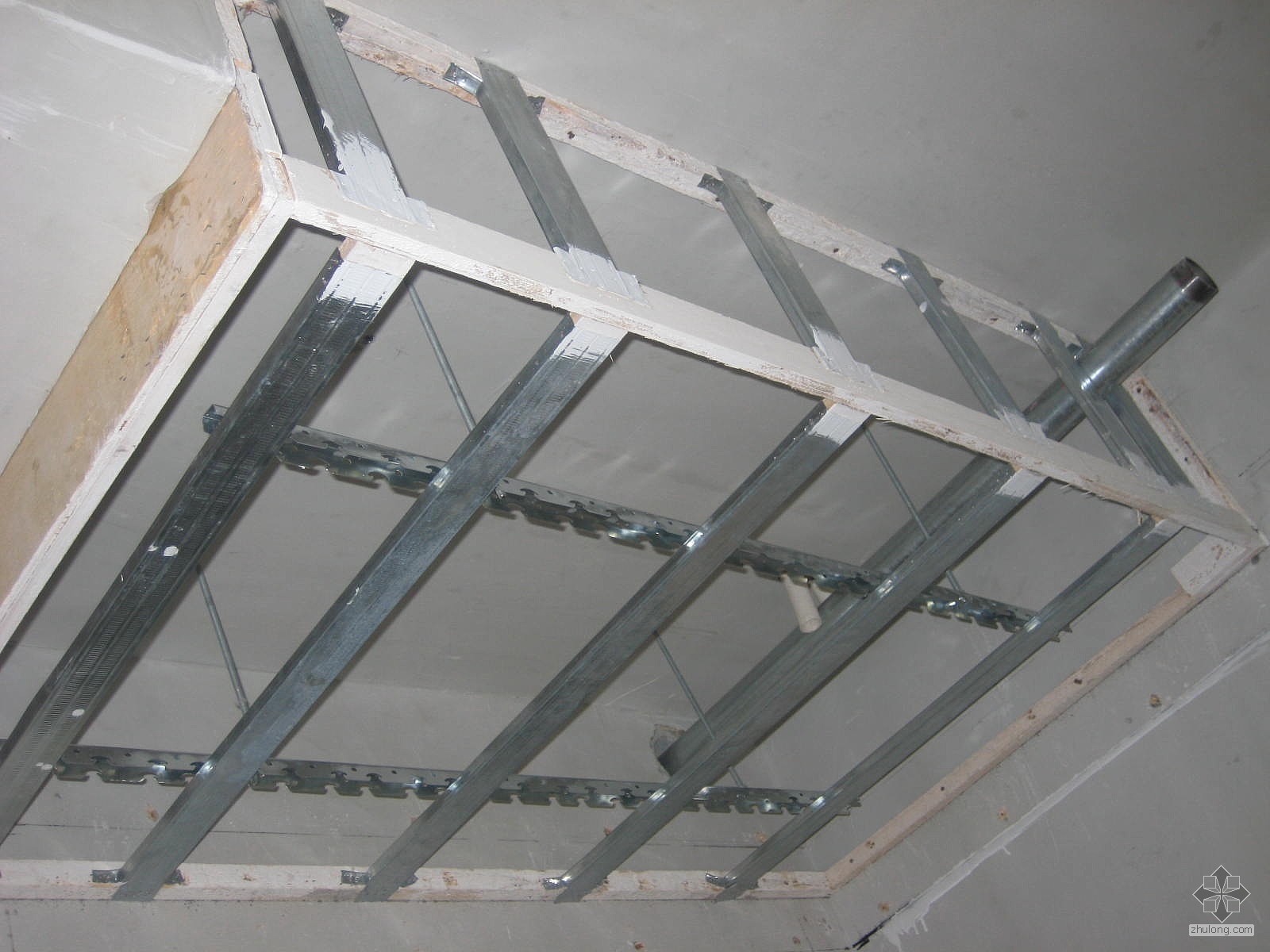 发几张金属龙骨吊顶施工的照片