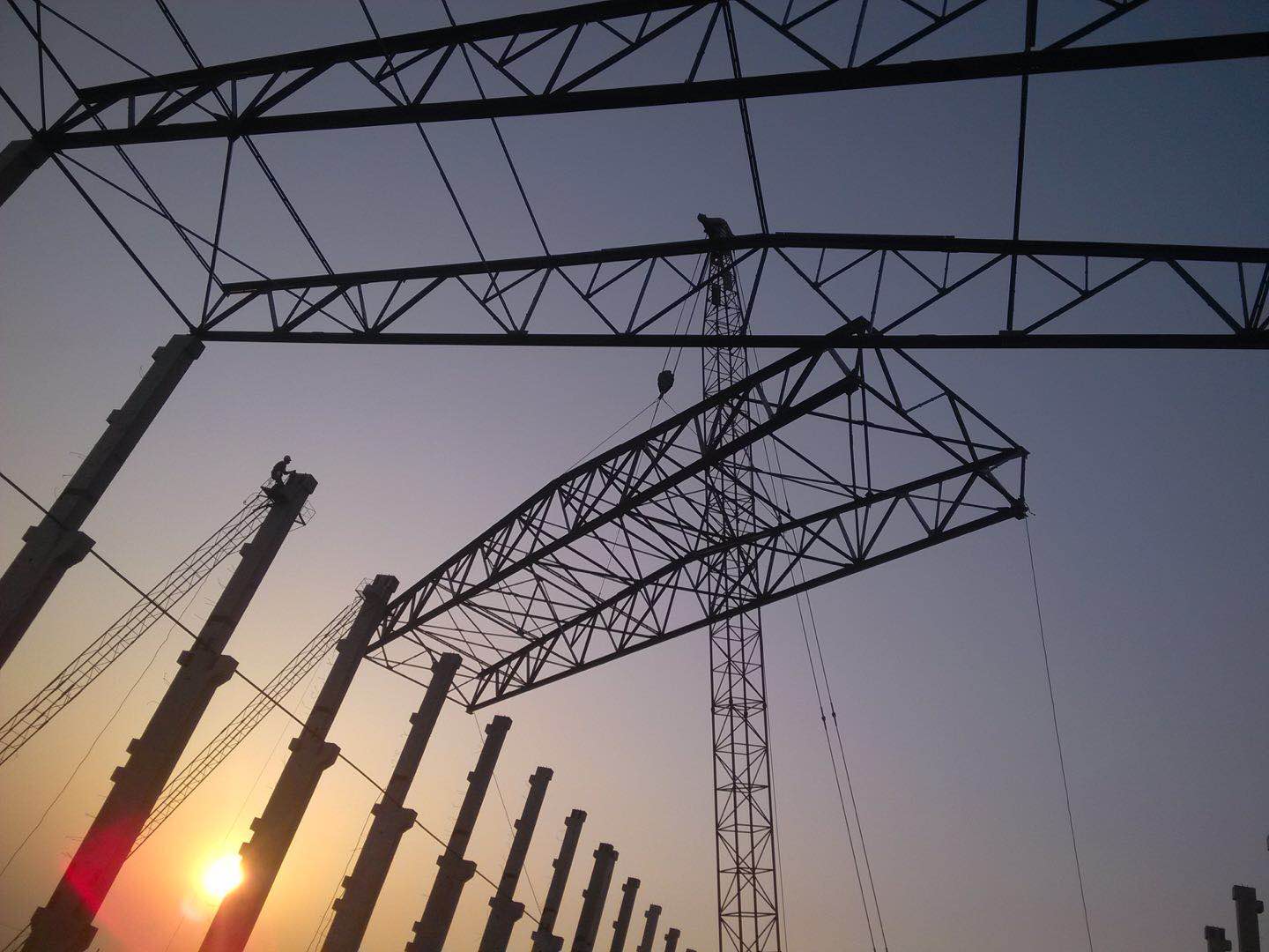 [分享]33m梯形钢屋架双榀整体吊装