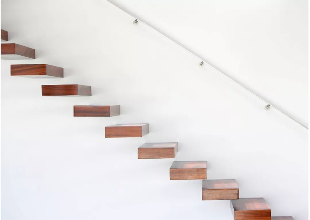 而这种仅有一端被支撑住的悬臂式楼梯,简直是玩心跳的"高空项目".