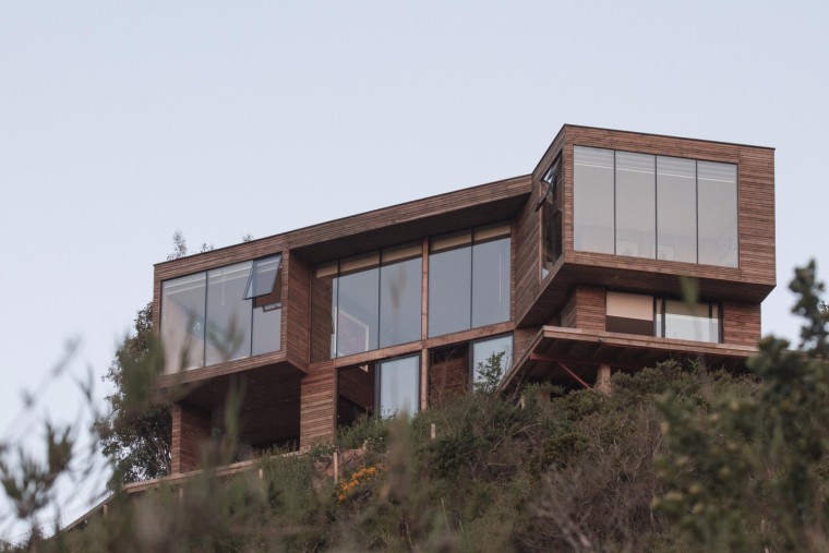 景观阳台设计资料下载-以朝向海面景观露台为核心的智利住宅