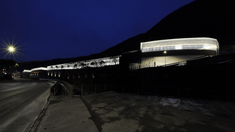 意大利几何有机体北部工厂改造外部夜景实景图 (9)