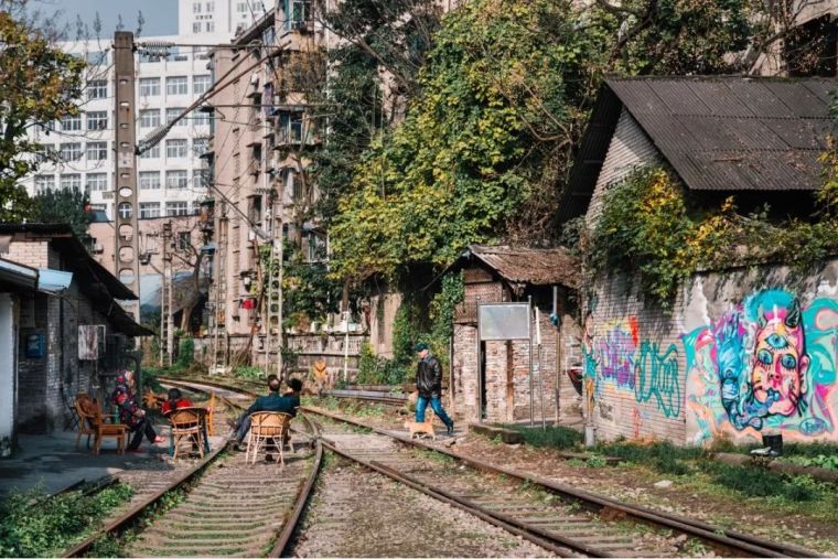 居民楼道设计资料下载-黄桷坪铁路村：快拆了却成了网红，一部重庆版的“猜火车”