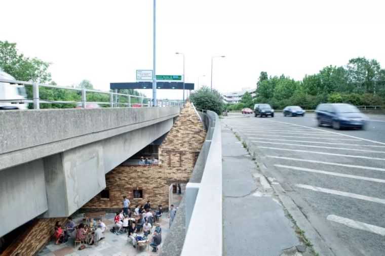 流浪汉设施资料下载-城市高架下的空间：尴尬or惊艳？