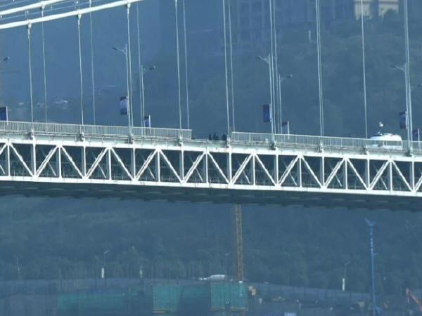 桥梁防撞护栏安全方案资料下载-桥梁防撞栏设计规范揭秘，让公交坠桥不再发生！