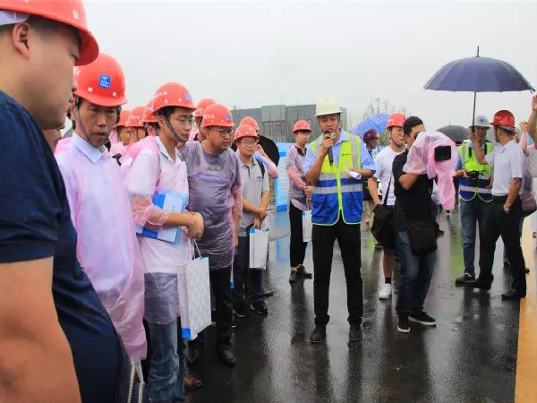 地下综合管廊课件大纲资料下载-华中首个：管廊“健康预警”系统引来观摩团围观！