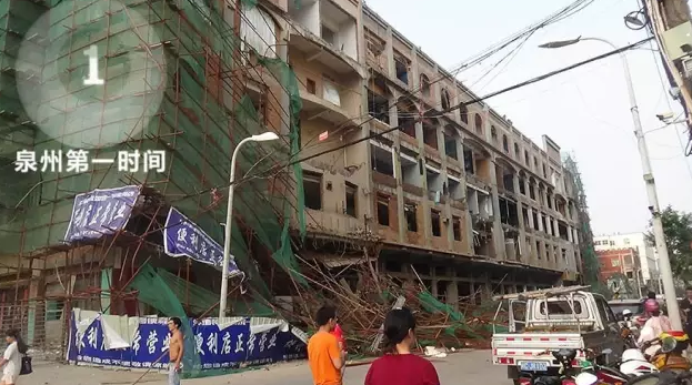 海鲜店面设计资料下载-福建晋江5层楼高脚手架瞬间坍塌 4名工人掉下楼