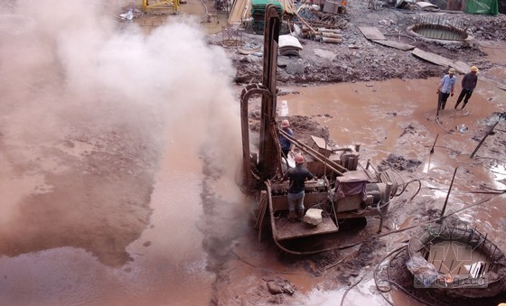 [广东]大直径人工挖孔桩及抗拔锚杆施工方案-钻机将残留的石屑和泥土吹洗干净 