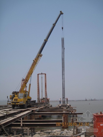 [天津]高桩码头施工全过程高清照片集（53张）-钢筋笼吊装 