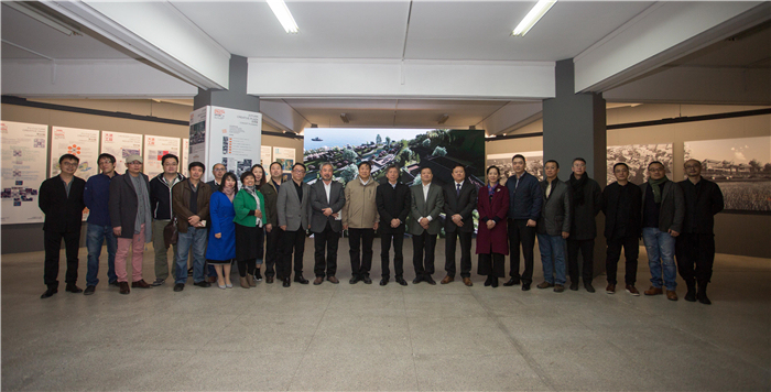 央美建筑设计院首展“超场域：乡村与都市空间的文化实践”开幕-8 开幕式现场嘉宾集体合影.jpg