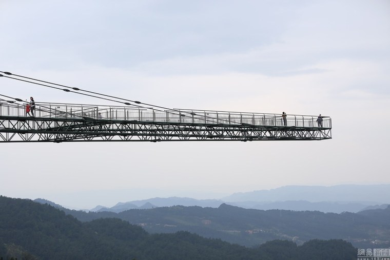 悬空观景台su资料下载-重庆钢结构悬廊挑出80米，正申请世界纪录