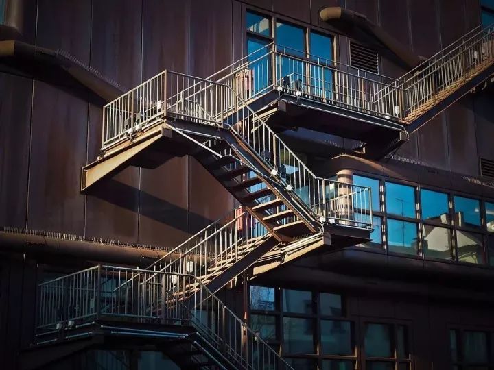 楼梯铁艺cad资料下载-你家与高端住宅之间，就差这样的楼梯
