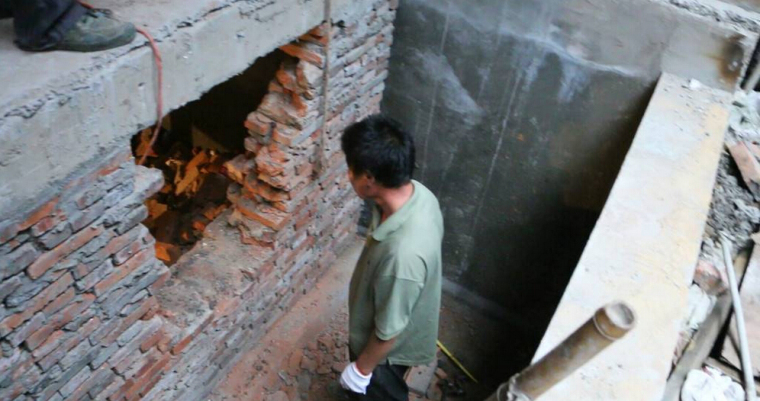 地下室中庭施工方案资料下载-业主将75平房屋挖出50平地下室 致楼内多处裂缝