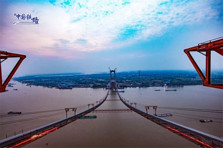 扬州京杭大运河钢梁资料下载-高铁如何过大江？这个方法够稀奇！