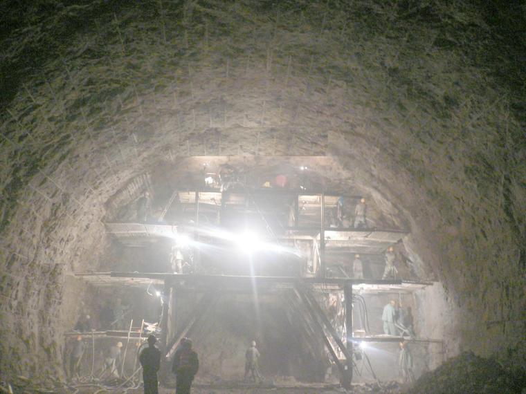 铁路隧道构造课件PPT（146页）-隧道开挖以后围岩表面
