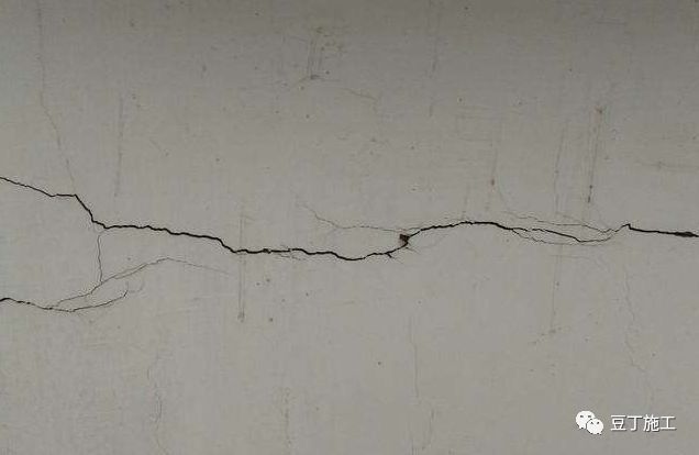 混凝土空鼓裂缝修补胶资料下载-楼板或者顶板浇筑完成后发现有贯穿裂缝，如何处理这种裂缝？