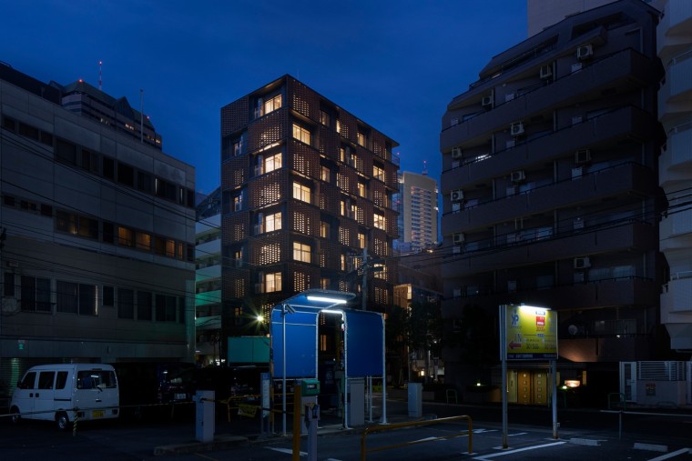 日本高密度居住区里的公寓楼