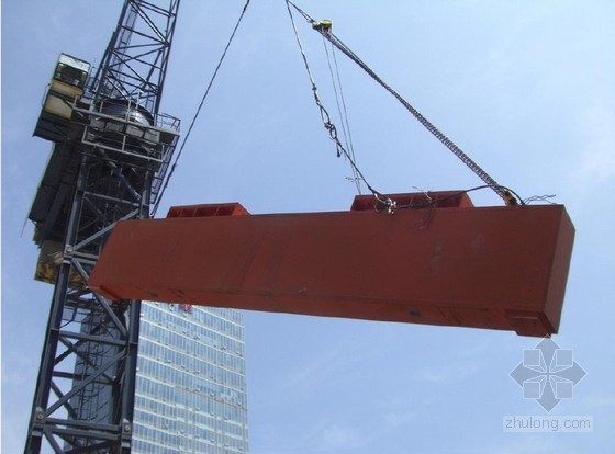 高层建筑塔吊布置方案资料下载-超高层建筑施工塔吊爬升的关键技术问题（中建）