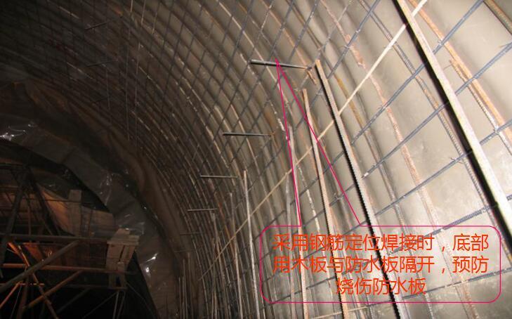 高速公路隧道工程施工标准化技术指南PPT（316页，图文丰富）-隧道二衬钢筋间距采用钢筋定位