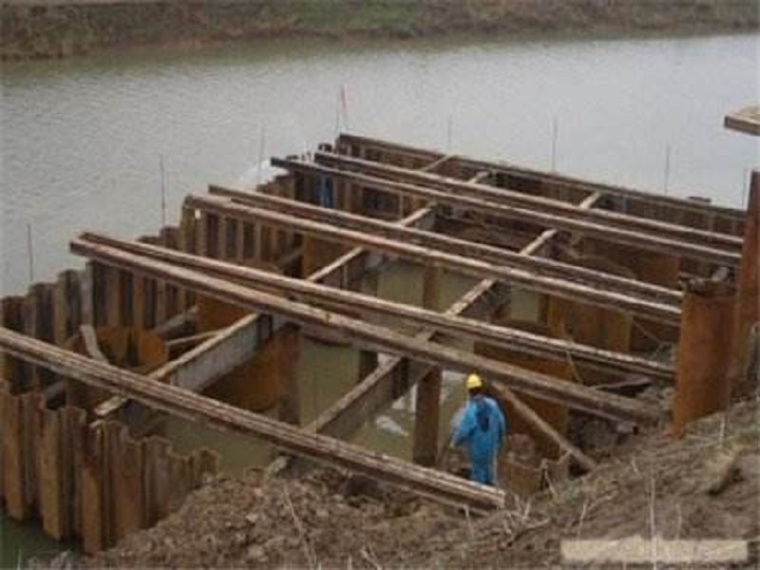 桥台钢板桩加固方案资料下载-基坑工程钢板桩围堰施工方案Word版（共43页）