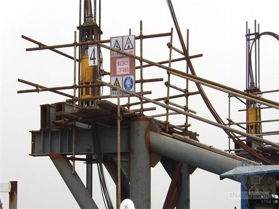 钢桁架连廊施工方案资料下载-高层建筑高空连廊液压提升施工方案（大跨度钢连廊）