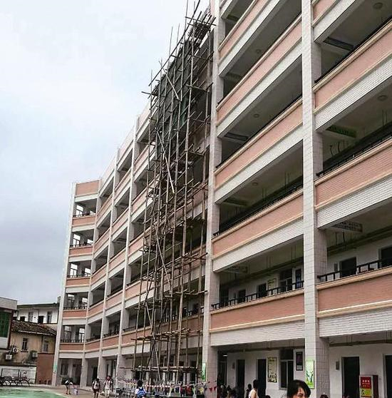 教学楼修缮项目资料下载-龙海内楼中心小学新用教学楼 竟天降瓷砖