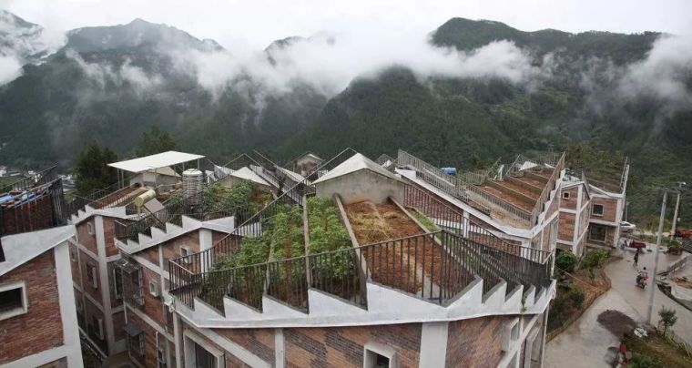 镂空外立面建筑资料下载-中国两个年轻设计师的农村项目，竟打败国外顶级豪宅。
